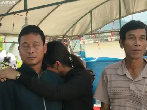 Vụ giẫm đạp ở Hàn Quốc: Xót lòng cảnh người cha bước đi xiêu vẹo, run rẩy khi đón lấy thi thể con gái