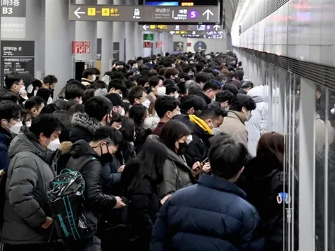 Sau thảm kịch Itaewon, người dân Hàn Quốc lo ngại với nỗi 'ác mộng' tương tự trên tàu điện ngầm