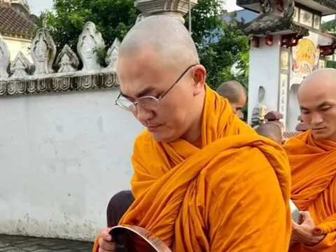 MC Đại Nghĩa bật khóc trong ngày cuối cùng xuất gia