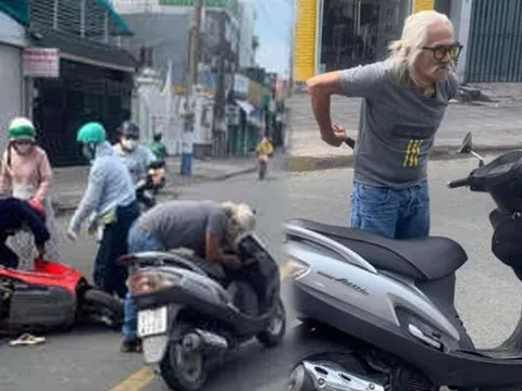 Cụ ông râu tóc bạc phơ 'cưỡi' xe máy, cầm dao dọa chém người gây náo loạn đường phố
