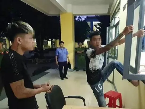 Nửa đêm 'về thăm' trường cũ, 2 thanh niên tiện 'chôm' luôn 16 máy tính