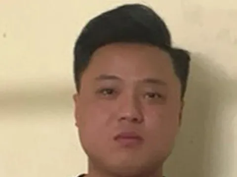 Nổi cơn ghen khi thấy bạn gái ngồi trên ô tô của người khác, nam thanh niên gây ra hành động nông nổi