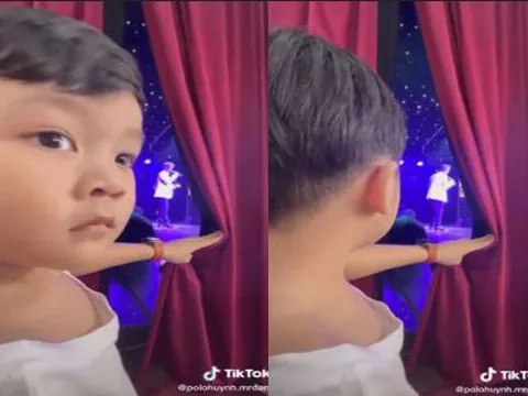 Bé Polo Huỳnh đứng trong cánh gà chăm chú cổ vũ màn trình diễn của Đàm Vĩnh Hưng - Lệ Quyên