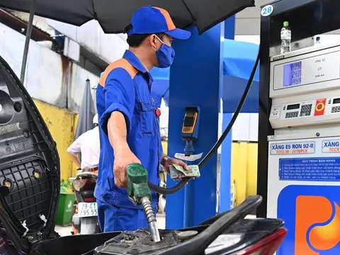 Bộ Tài chính đề nghị khẩn trương báo cáo chi phí đưa xăng dầu về Việt Nam