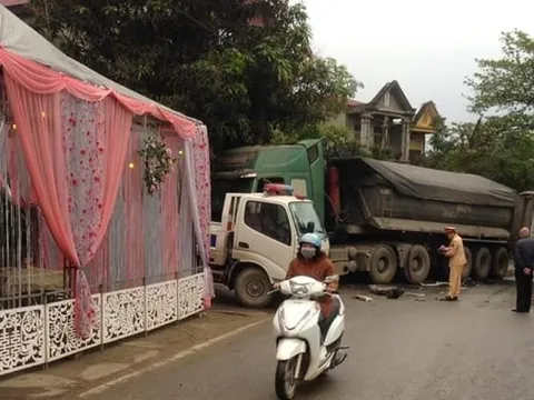 Dựng rạp cưới giữa đường, gia chủ còn dán tờ thông báo khiến ai nấy đọc lên cũng 'tức anh ách'