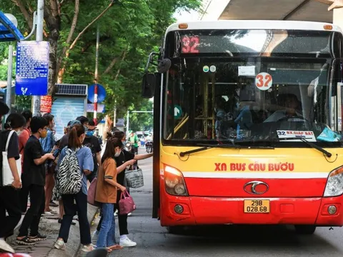 Hà Nội ưu tiên xăng dầu cho xe buýt hoạt động