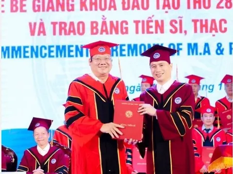 Phó Chủ tịch HĐND tỉnh Tiền Giang đón nhận bằng Tiến sĩ Chính trị học