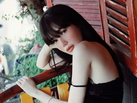 Bị anti fan mỉa mai chuyện tố chồng ngoại tình, Elly Trần đáp trả cực gắt