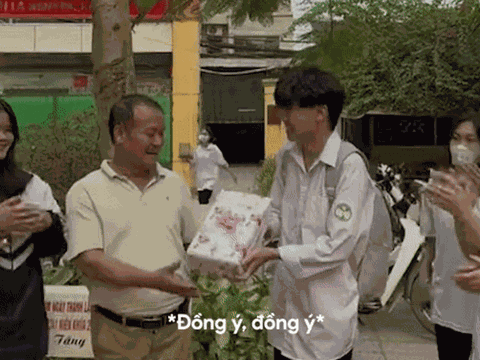 Nhân dịp 20/11, nhóm học trò tặng quà cho bác bảo vệ kèm lời nhắn cảm động vô cùng