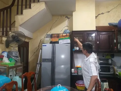 Nhà nứt toác do thi công dự án, người cao tuổi sống trong bất an