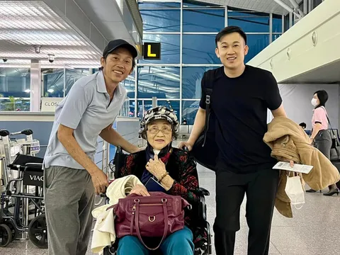 Hoài Linh ra sân bay tiễn mẹ về Mỹ, visual 'xuống cấp' suýt không nhận ra