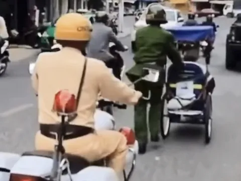 Ấm lòng hình ảnh chiến sĩ công an đẩy xe lăn đi sửa cho người khuyết tật