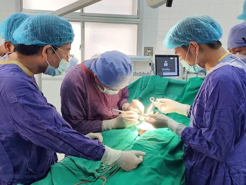 Người đàn ông dập cẳng chân, vỡ tinh hoàn do cưa thứ tưởng như vô hại