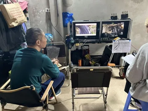 Hé lộ khoảnh khắc nghệ sĩ Công Lý tại phim trường: Theo dõi tỉ mỉ, thể hiện tình yêu nghề cháy bỏng