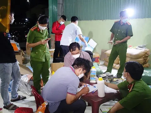 An Giang: Bắt quả tang 2 đối tượng sản xuất thuốc BVTV giả