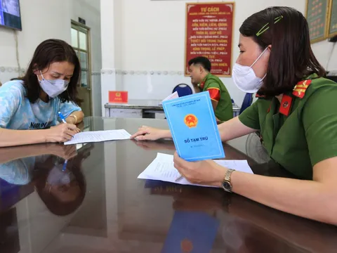Người dân sử dụng phương thức giao dịch thủ tục hành chính nào khi bỏ sổ hộ khẩu?