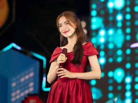 Bị fan phát hiện bán hàng online nhưng đeo nhẫn kim cương 'khủng', Hòa Minzy có hành động đáng chú ý