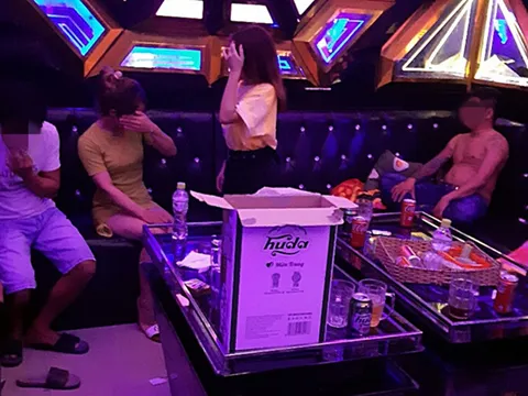 Đột kích quán karaoke, bắt quả tang 4 nam 2 nữ đang 'thác loạn' trong phòng hát