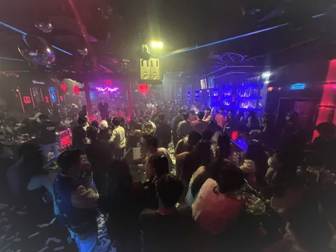 Hàng trăm dân chơi 'thác loạn' trong tiếng nhạc lớn tại quán bar
