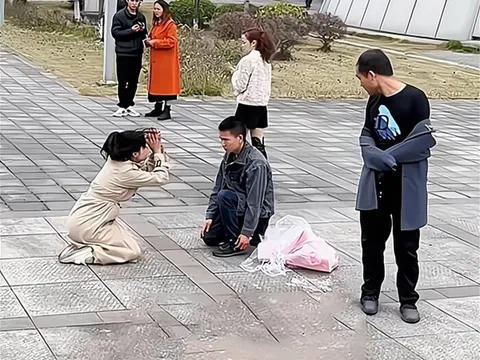 Được chàng trai quỳ gối, tỏ tình trên phố, cô gái khiến tất cả sững sờ với hành động 'đáp lại'