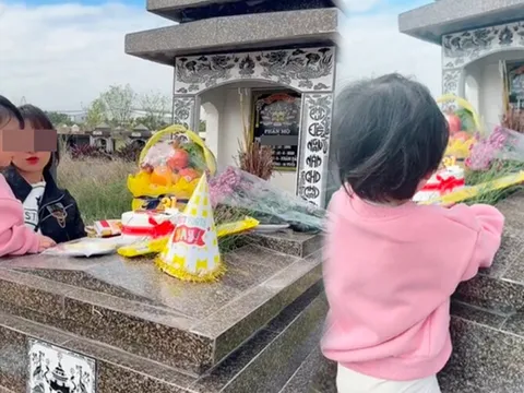 Nghẹn ngào khoảnh khắc người vợ đưa con gái nhỏ ra thăm mộ chúc mừng sinh nhật bố