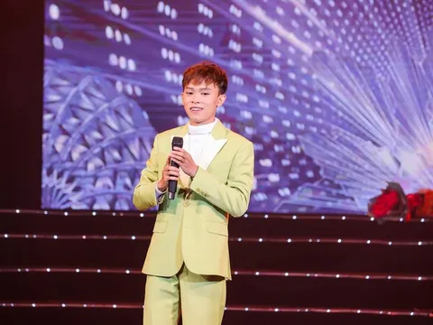 Show diễn mới của Hồ Văn Cường khiến fan tiếc nuối, nam ca sĩ vội bù đắp bằng 'quà khủng'
