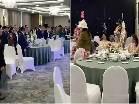 4 gái xinh bị 'ném đá' dữ dội vì ngồi bấm điện thoại khi cả hội trường đứng trang nghiêm chào cờ