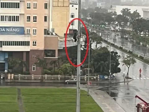 Mê 'sống ảo', người đàn ông beo leo trên cột cờ cao chót vót để... phát livetream