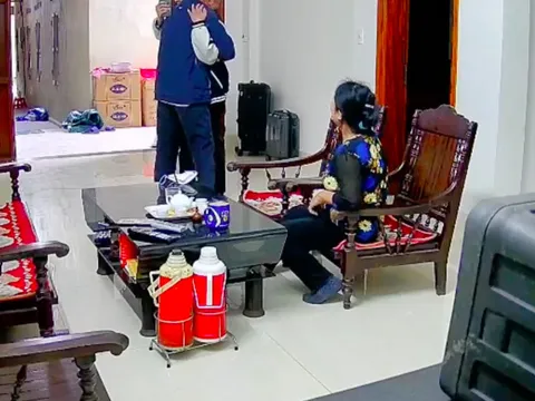 Con đi làm xa bí mật về thăm nhà, cha lúc đầu ngó lơ sau đó lao đến ôm, oà lên khóc nức nở như con trẻ