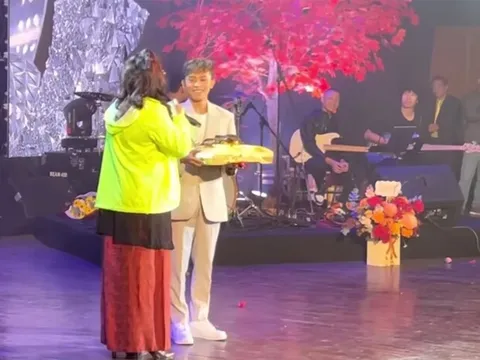Được fan tặng vàng ngay trên sân khấu, phản ứng của Hồ Văn Cường lộ rõ tính cách con người thật