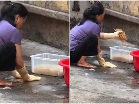 Sốc nặng hình ảnh cô bán 'xiên bẩn' vò giặt xiên ngay dưới lòng đường đen ngòm