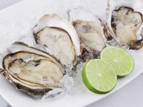 Những loại thực phẩm có thể gây ngộ độc khi ăn sống