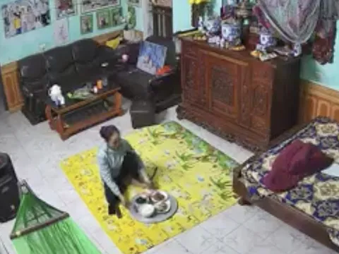 Bố mất, mẹ lủi thủi ăn cơm một mình trong ngôi nhà trống trải: Nỗi xót xa không tả thành lời!