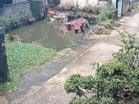 Tình làng nghĩa xóm suýt rạn nứt vì 'thế lực bí ẩn' làm cây phơi đồ rơi xuống ao, may có camera làm chứng
