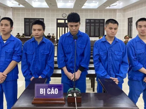 Đang yên đang lành 'nổi hứng' hôn tay bạn gái người khác, thanh niên 'rước họa' vào thân