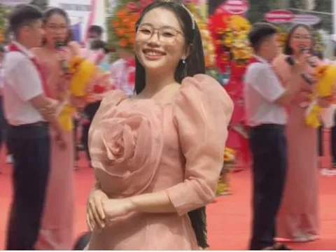 Phương Mỹ Chi bất ngờ rẽ hướng sang dạy Văn khi đi diễn tại trường học: Chuyện gì thế này?