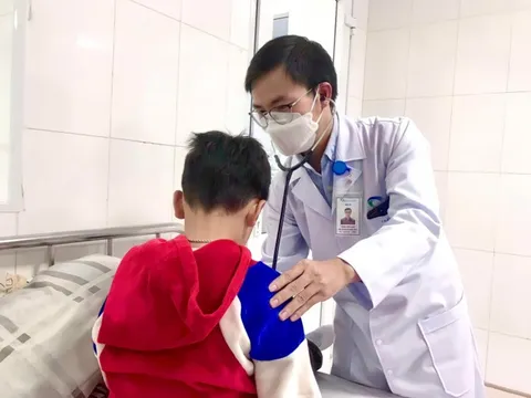 Bé 6 tuổi bị biến chứng nghiêm trọng của bệnh đái tháo đường, bác sĩ cảnh báo phụ huynh chú ý