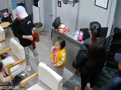Bà lôi cả con lẫn cháu ra tiệm tóc vì 'cắt 3 sợi tóc' hết 150 nghìn và cái kết không thể ngượng hơn
