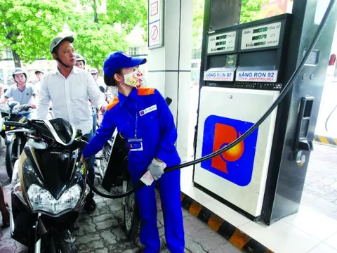Giá xăng giảm lần thứ 4 liên tiếp