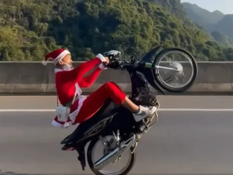 Thanh niên mặc đồ ông già Noel bốc đầu xe lạng lách và cái kết lọt vào tầm ngắm của công an