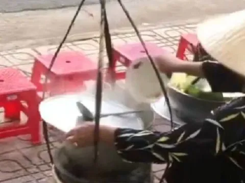 Xác minh clip người phụ nữ dùng nước bún khách ăn thừa đổ lại vào nồi nước dùng đang xôn xao cõi mạng