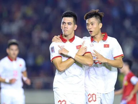Việt Nam thắng Lào 6-0: Ông Park vẫn lo sốt vó với Quang Hải