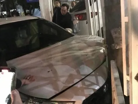 Tài xế ô tô tông liên hoàn 8 xe máy vẫn không hay biết