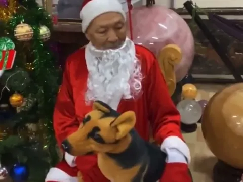 Rầm rộ clip 'thầy ông nội' hóa trang ông già Noel đêm giáng sinh năm trước và dự đoán giật mình