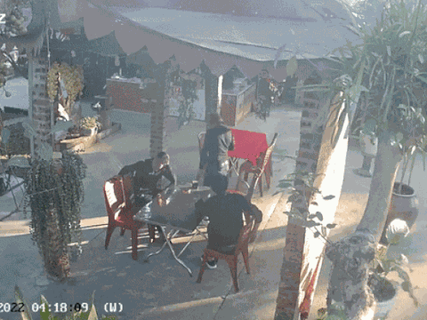Chê vợ bạn không đẻ được con trai, người đàn ông gục tại chỗ sau cú đập 'trời giáng'