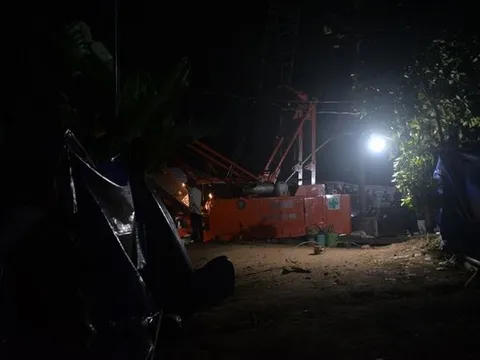 Nỗ lực xuyên đêm giải cứu bé trai khỏi trụ bê tông ở Đồng Tháp