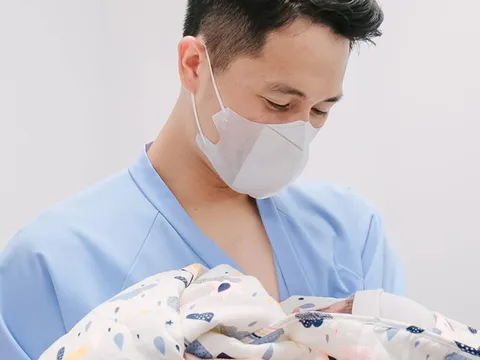 Vợ chồng cầu thủ Đình Trọng hạnh phúc đón con đầu lòng