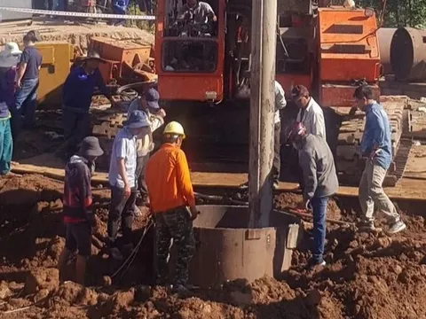 Trụ bê tông bé trai lọt vào cấu tạo thế nào, vì sao phải đặt thêm ống thép quanh trụ trước khi kéo lên?