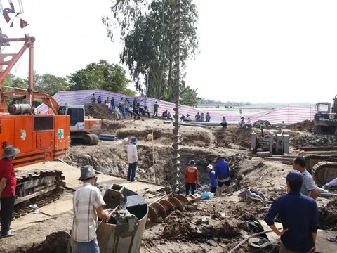 Các chuyên gia tại hiện trường chốt phương án đưa thi thể bé Hạo Nam lên mặt đất