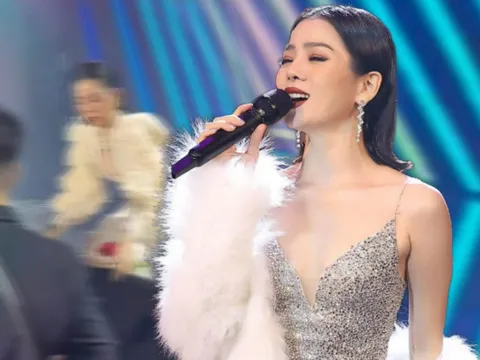Đang hát nhưng không vừa bụng âm thanh, Lệ Quyên ra tay sửa loa ngay trên sân khấu